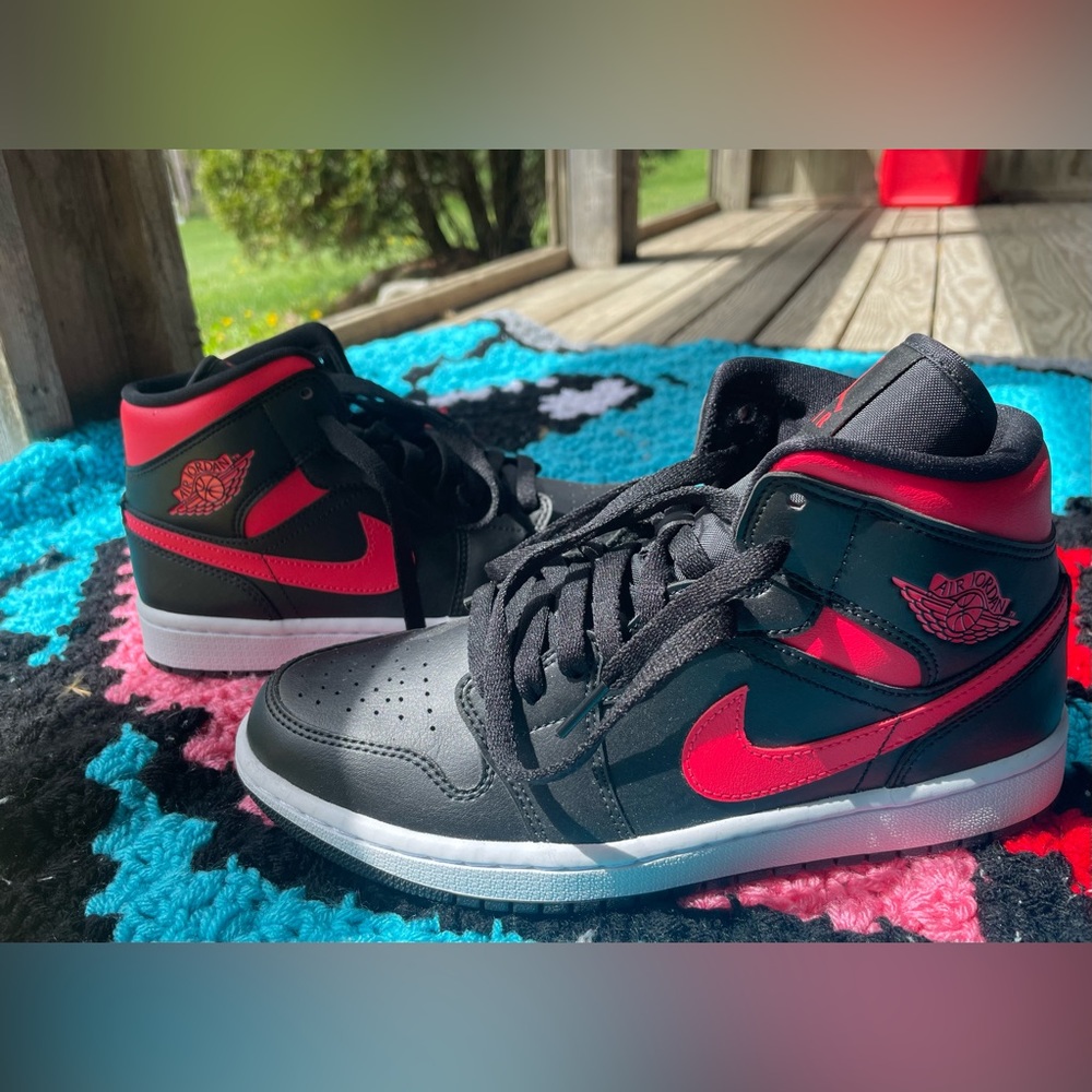 Jordan 1 Mid, Women’s 8.5, Siren Red.